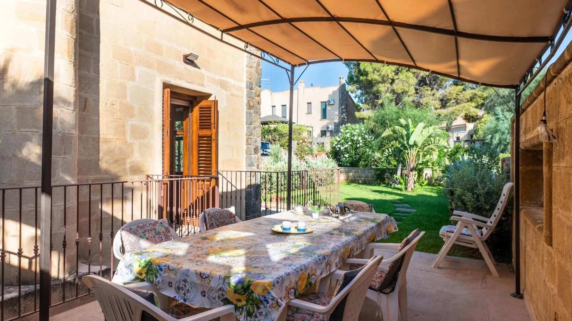 Villa Isabella Lascari 0*,  Itálie